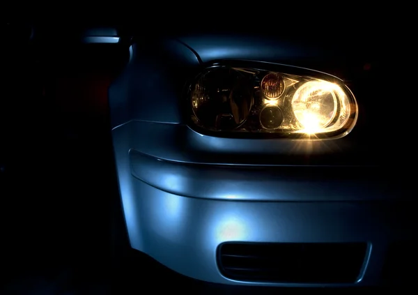 Auto s rozsvícenými světly Stock Snímky