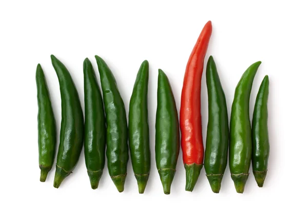 Groene en rode paprika's geïsoleerd — Stockfoto