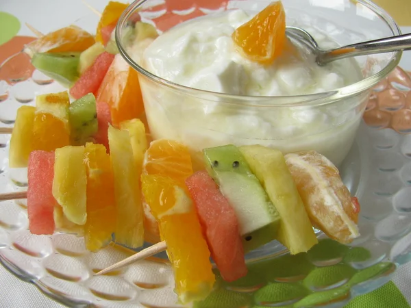 Fruit spears with yoghurt — Stock Photo, Image