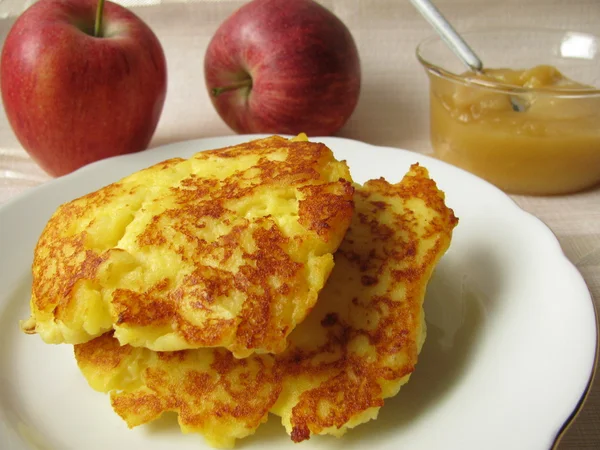 Картофельные пирожные с яблочным соусом — стоковое фото