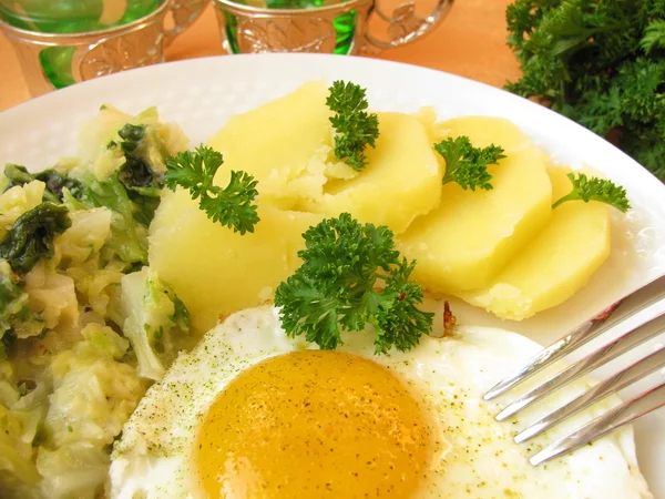 Savoy vegetables with egg and boiled pot — Stock Photo, Image
