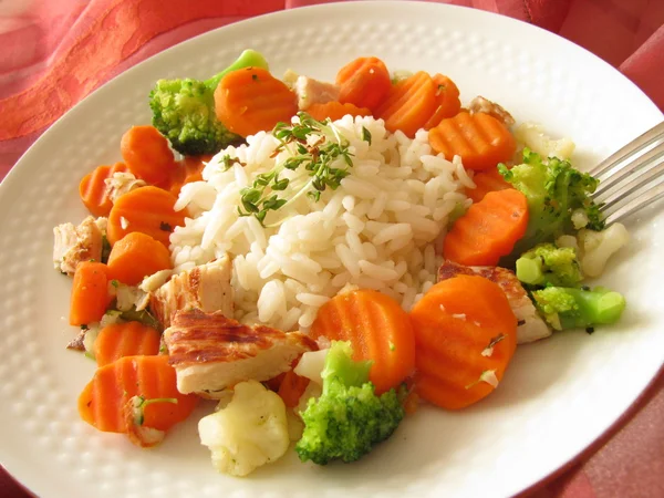 Gemüsepfanne mit Reis und Hühnern — Stockfoto
