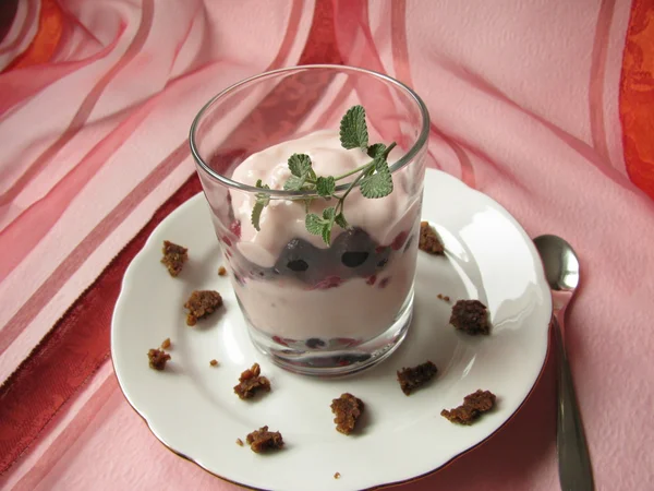 Yoghurt with berries — Stock Photo, Image
