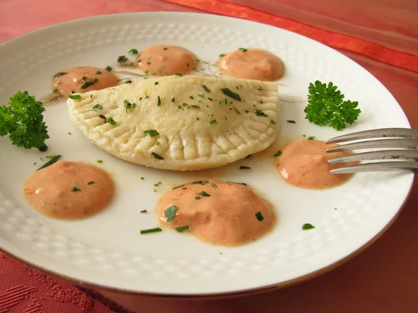 Spelt-ravioli with tomato cream cheese — Stock Photo, Image