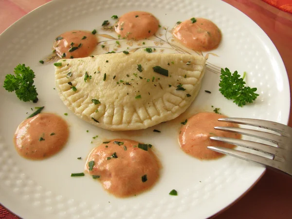 Spelt-ravioli with tomato cream cheese — Stock Photo, Image