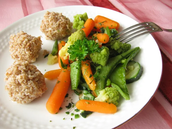 Pequeña bola de espelta y verduras — Foto de Stock