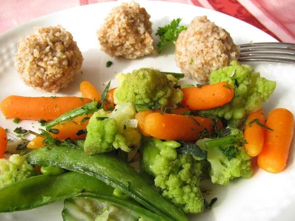 Pequeña bola de espelta y verduras —  Fotos de Stock