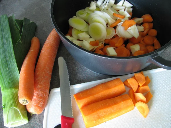 Gemüse zubereiten und schneiden — Stockfoto