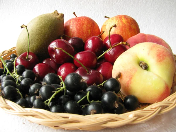 Корзина фруктов — стоковое фото