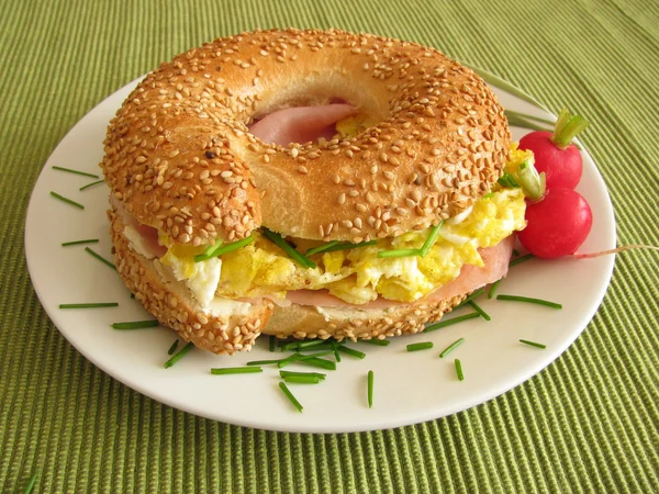 Bagel with ham and egg — Stock Photo, Image