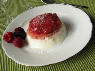 Panna cotta ile rapsberries