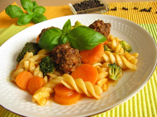 Sebze ve et topları ile makarna — Stok fotoğraf