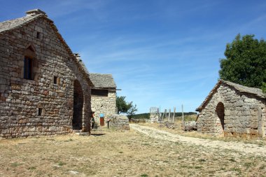 Masía de piedra