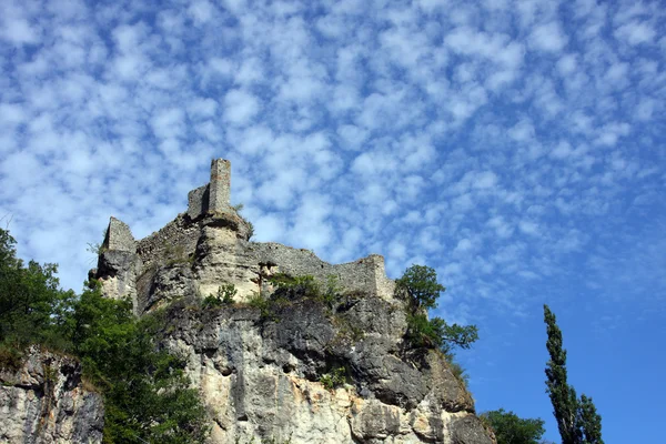 Ruínas do castelo no penhasco — Fotografia de Stock