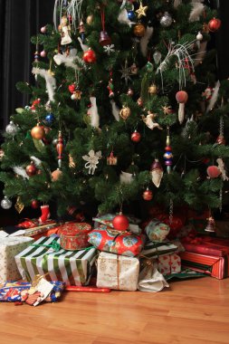 Christmas tree and presents clipart