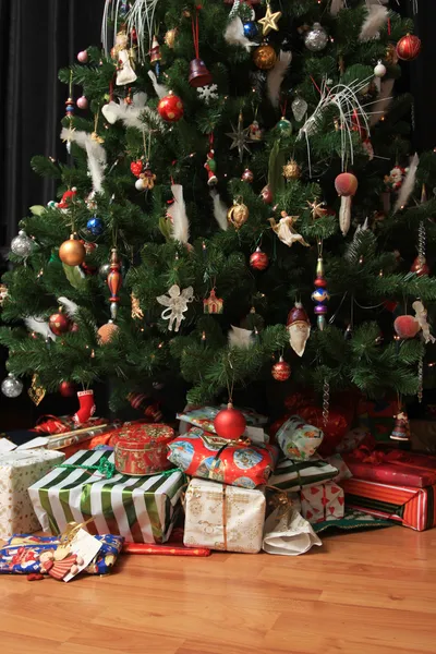 Albero di Natale e regali — Foto Stock