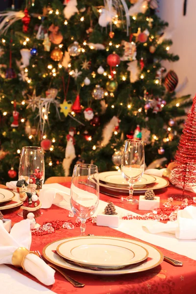 クリスマスのテーブルを設定します。 — ストック写真