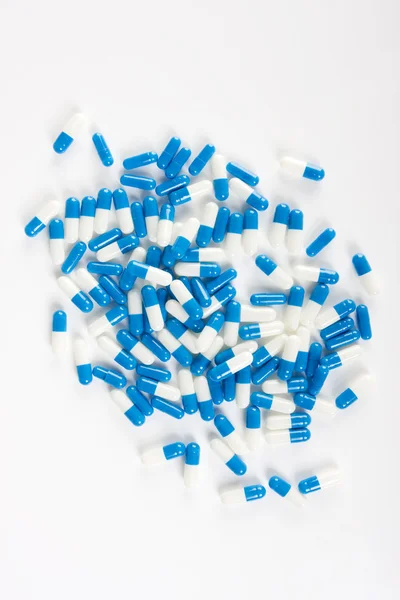 Pil capsules op wit — Stockfoto