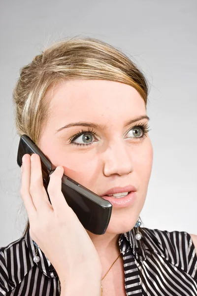 Vrouw aan de telefoon — Stockfoto