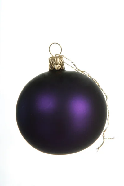 Пурпурный рождественский мяч — стоковое фото