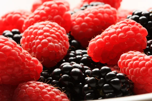 Raspberries and blackberries — Stock Photo, Image