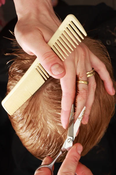 Corte de cabelo profissional — Fotografia de Stock