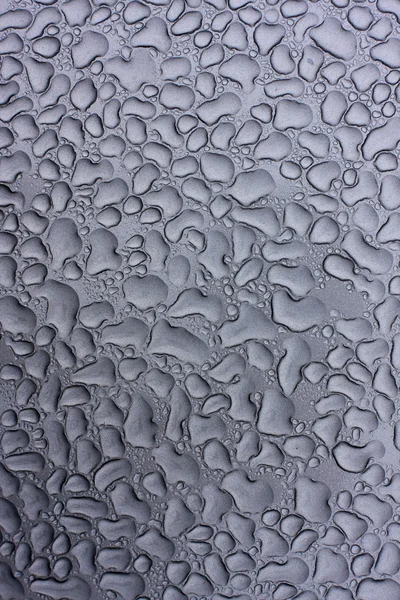 Капли дождя на металле — стоковое фото