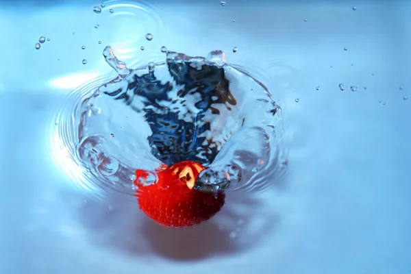 Erdbeere und Wasser — Stockfoto