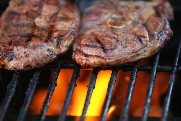 Carne en llamas —  Fotos de Stock