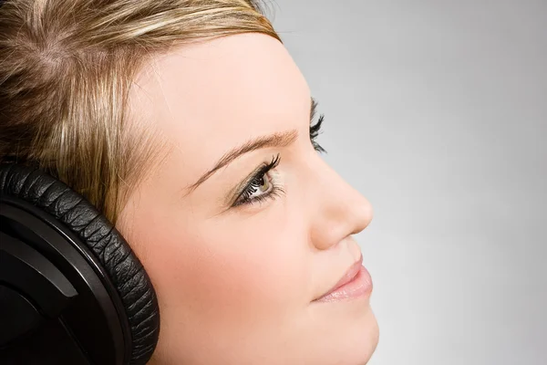 Kulaklıklı genç bir kadın.