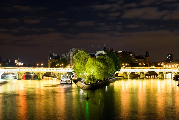 Ada ve köprü neuf öngörmektedirler. gece görünümü — Stok fotoğraf
