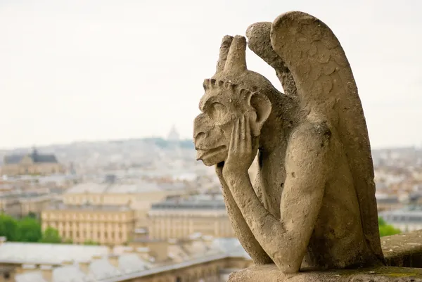 Chimaera (mythologie) aan notre dame kathedraal. Parijs. — Stockfoto