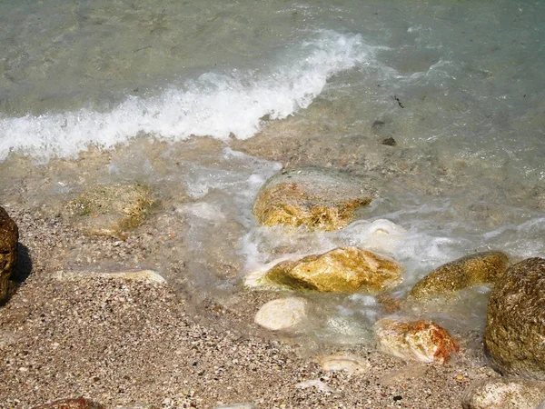Море и камни — стоковое фото