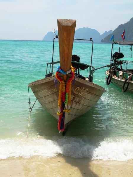 Barco tailandés tradicional en la playa — Foto de Stock