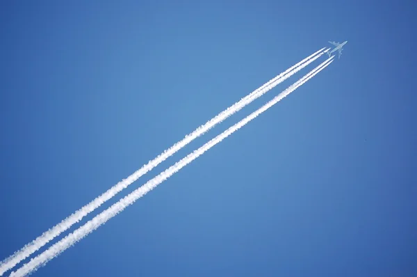 Yüksek uçan uçak — Stok fotoğraf