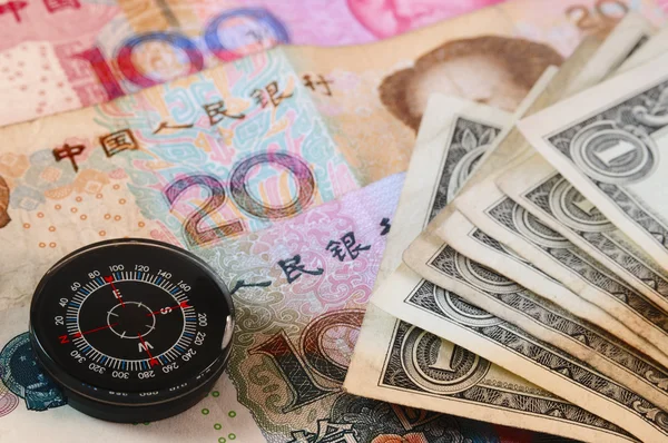 Compass on chinese money. — Stock Photo, Image