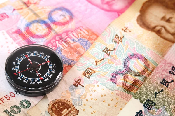 Compass on chinese money. — Stock Photo, Image
