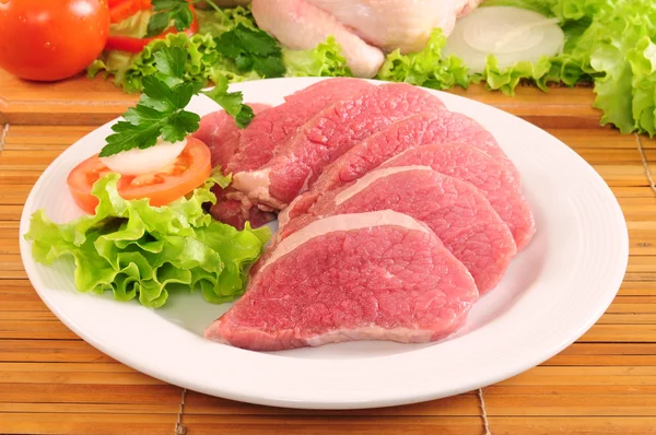 Rått kött. isolerade — Stockfoto