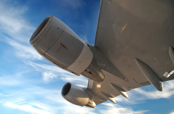 Vliegtuig vleugel met turbines — Stockfoto