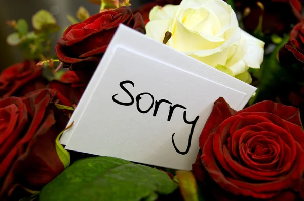 Ramo de rosas con tarjeta de disculpa — Foto de Stock