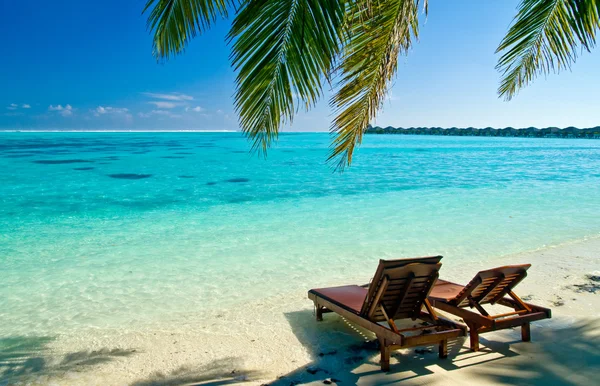 Cadeiras de lona na praia tropical — Fotografia de Stock