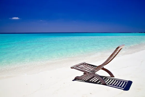 Doek stoel op tropisch strand — Stockfoto