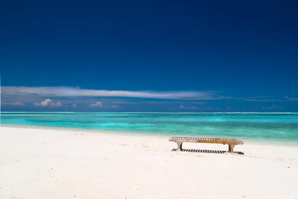 Sedia di tela sulla spiaggia tropicale — Foto Stock