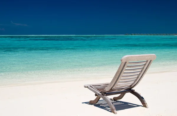 Πτυσσόμενη καρέκλα σε τροπική παραλία — Φωτογραφία Αρχείου