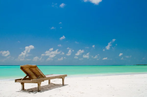 Canvas stol på en tropisk strand — Stockfoto