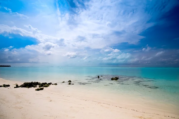 Praia vazia com céu colorido — Fotografia de Stock