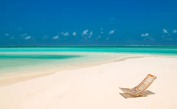 Tropikal bir plajda branda sandalye - Stok İmaj