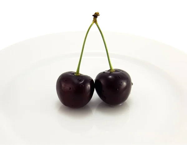Черная вишня на тарелке — стоковое фото