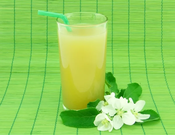 Glas av färsk äppeljuice — Stockfoto