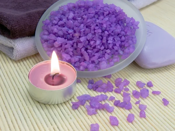 Соль для ванн и ароматические свечи — стоковое фото